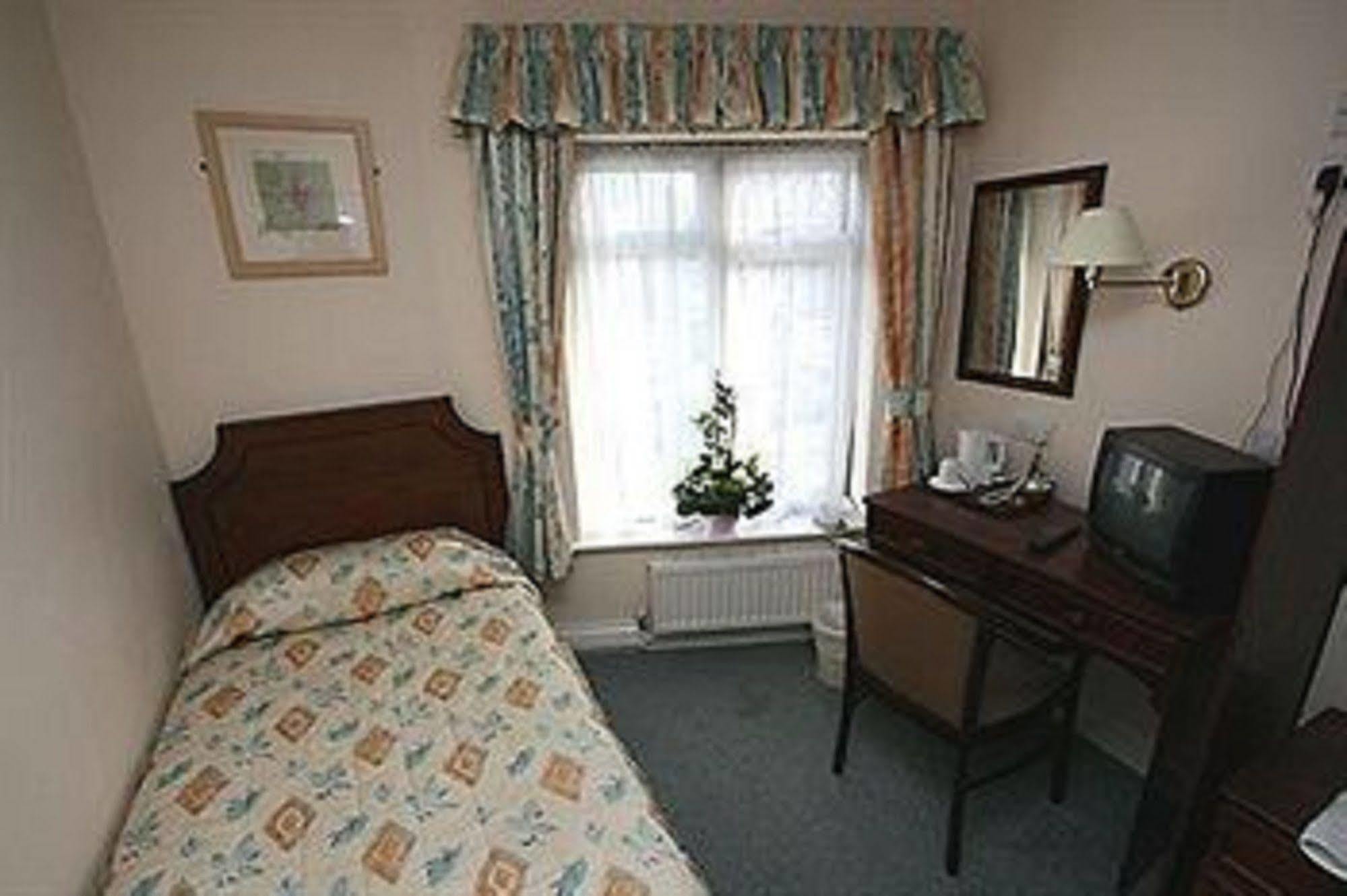 Warren Lodge Shepperton Room photo